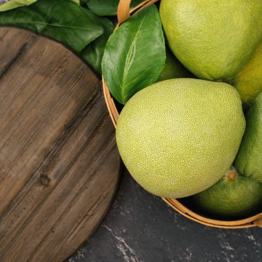 Taze pomelo, pummelo, greyfurt, siyah arka planda Shaddock, sonbahar ortası festivali için meyve, üst manzara, düz yatak..