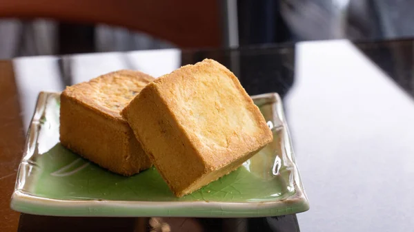 Deliciosa Pastelería Piña Plato Para Tarde Barandilla Madera Una Casa — Foto de Stock