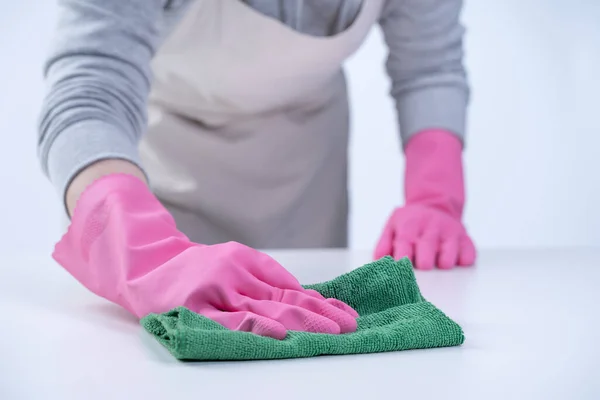 Jovem Governanta Avental Está Usando Luvas Rosa Para Limpar Mesa — Fotografia de Stock