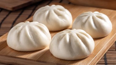 Lezzetli baozi, Çin buğulama köftesi servis tabağı ve vapurla yemeye hazır. Kapatın, uzay ürün tasarımı konseptini kopyalayın..