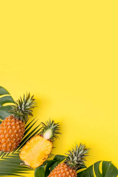 Magnifique Ananas Sur Feuilles Tropicales Palmier Monstère Isolées Sur Fond — Photo