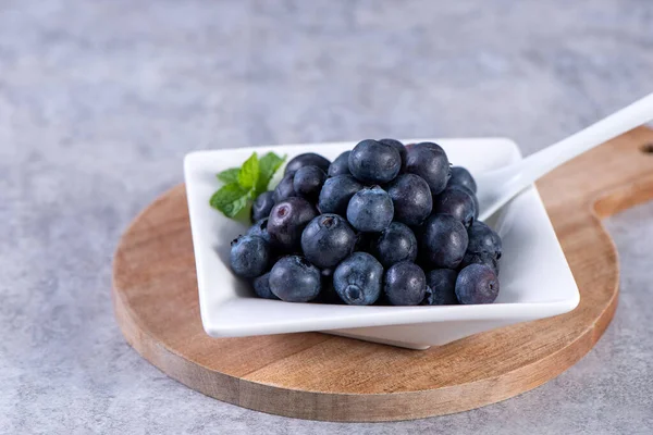 Pile Fruits Bleuets Dans Une Assiette Bol Sur Plateau Sur — Photo