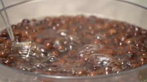 煮沸红糖味木薯珍珠球 泡茶配料 准备食物和饮料 食谱步骤设计理念 慢动作 — 图库视频影像