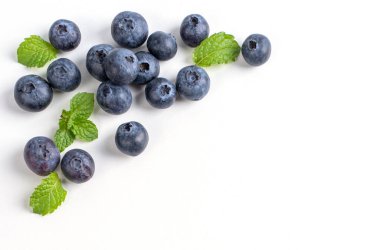 Böğürtlen meyvesi üst görünümü beyaz arka planda izole edilmiş. Nane yaprağı ve sağlıklı tasarım konseptiyle düz bir genel görünüm..