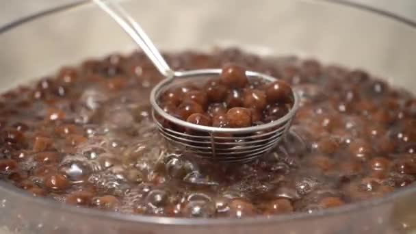 Matlagning Kokande Brunt Socker Smak Tapioca Pärla Bollar Ingrediens Bubbla — Stockvideo