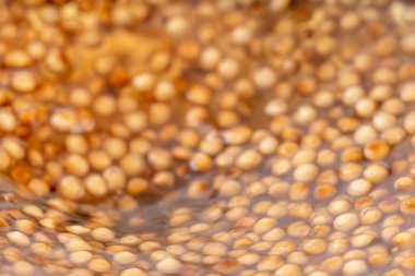 Pişirme, kaynamış kahverengi şeker aromalı tapyoka inci topları, balonlu çayın içeriği, yemek ve içecek hazırlama, yakın plan, yemek kitabı adımları tasarımı konsepti.