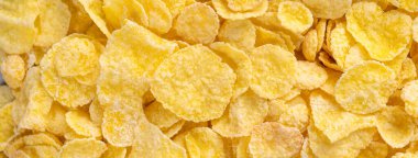 Mısır gevreği kasesi şekerleri gri çimento arka planda, üst manzara düz düzen tasarımı, taze ve sağlıklı kahvaltı konsepti.