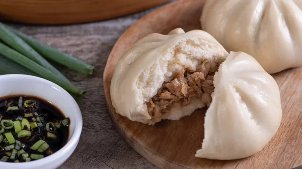 Вкусный Baozi Китайский Паром Мясной Булочки Готов Съесть Подаче Тарелки — стоковое фото