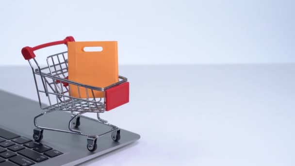 Zakupy Online Wózek Sklepowy Mini Kolorowymi Papierowymi Torbami Laptopem Białym — Wideo stockowe
