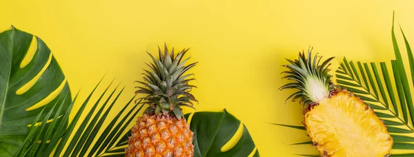 Magnifique Ananas Sur Feuilles Tropicales Palmier Monstère Isolées Sur Fond — Photo