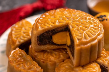 Sonbahar ortası festivali için koyu arkaplanda yumurta sarısı pastası. Çin yemeği konsepti, yakın plan, boşluğu kopyala.