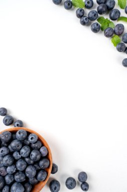 Böğürtlen meyvesi üst görünümü beyaz arka planda izole edilmiş. Nane yaprağı ve sağlıklı tasarım konseptiyle düz bir genel görünüm..