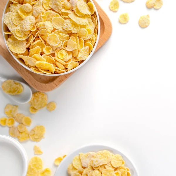 白の背景にミルクとオレンジとコーンフレークボウルスイーツ トップビュー フラットレイオーバーヘッドレイアウト 新鮮で健康的な朝食デザインコンセプト — ストック写真