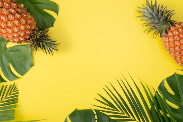 Magnifique Ananas Sur Feuilles Tropicales Palmier Monstère Isolées Sur Fond — Photo