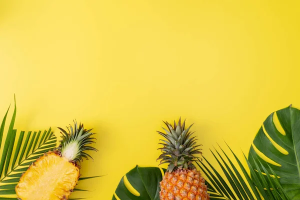 Magnifique Ananas Sur Feuilles Tropicales Palmier Monstère Isolées Sur Fond — Photo