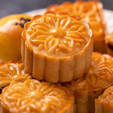 Sonbahar ortası festivali için koyu arkaplanda yumurta sarısı pastası. Çin yemeği konsepti, yakın plan, boşluğu kopyala.