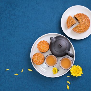 Sonbahar ortası festivali için mavi zemin üzerinde asgari sadelik düzeni ay pastaları, yaratıcı gıda tasarım konsepti, üst görünüm, düzlük, kopyalama alanı.