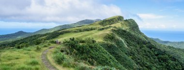 Güzel çayırlar, Taoyuan Vadisi 'nde çayırlık Caoling Dağı tepesinin üzerinden geçiyor. Tayvan 'da Wankengtou.