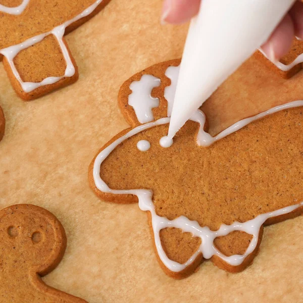 Mujer Joven Está Decorando Navidad Galletas Jengibre Casa Galleta Casa — Foto de Stock