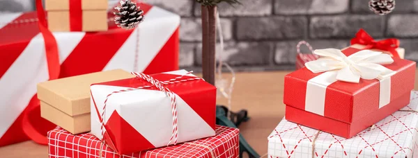 Árbol Navidad Decorado Con Hermosos Regalos Rojos Blancos Envueltos Casa —  Fotos de Stock