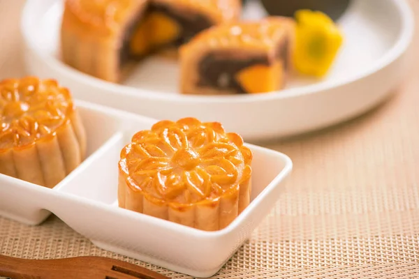 Lecker Gebackener Eigelb Mondkuchen Für Das Mittherbstfest Auf Hellem Holztischhintergrund — Stockfoto