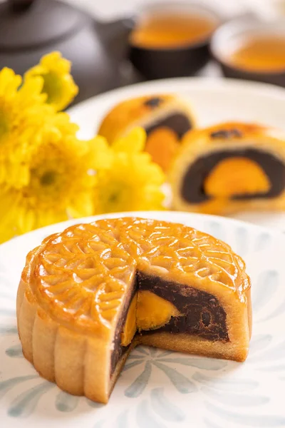 따스하게 달걀노른자 케이크 Mid Autumn Festival 은밝은 나무로 테이블 배경으로 — 스톡 사진