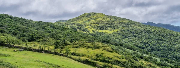 Beautiful Grassland Prairie Taoyuan Valley Caoling Mountain Trail Passes Peak — Stock Photo, Image