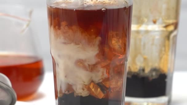 Balonlu Çay Yapmak Süt Çayı Kahverengi Şeker Desenine Karıştırmak Beyaz — Stok video