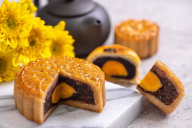 Parlak çimento masa arkaplanındaki Sonbahar Festivali için yumurta sarısı pastası. Çin geleneksel gıda kavramı, yakın çekim, kopyalama alanı.