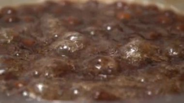 Pişirme, kaynamış kahverengi şeker aromalı tapyoka inci topları, köpüklü çay malzemesi, yemek ve içecek hazırlama, yemek kitabı basamakları konsepti, yavaş çekim tasarım..