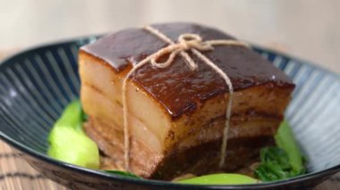 Dong Po Rou (Dongpo domuz eti) yeşil brokoli sebzeli güzel bir mavi tabakta, Çin 'in yeni yıl yemeği için geleneksel şenlikli yemekler, kapatın, dönüşümlü olarak.