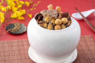 Geleneksel Çin Yeni Yılı yemeği, Buda duvardan atlıyor Çin Çorbası Güveci, Buda 'nın Cazibesi, Fo Tiao Qiang, yakın plan..