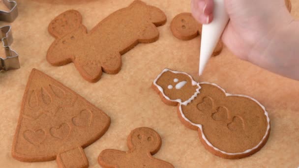 Fiatal Díszíti Karácsonyi Mézeskalács House Cookie Keksz Otthon Cukormázas Feltét — Stock videók