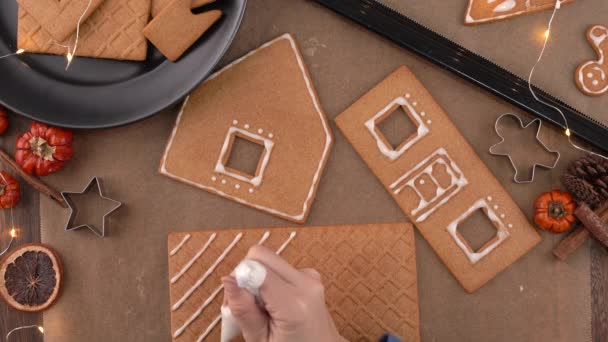 Jovem Está Decorando Biscoito Biscoito Casa Gengibre Natal Casa Com — Vídeo de Stock