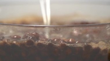 Pişirme, kaynamış kahverengi şeker aromalı tapyoka inci topları, köpüklü çay malzemesi, yemek ve içecek hazırlama, yemek kitabı basamakları konsepti, yavaş çekim tasarım..