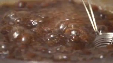 Pişirme, kaynamış kahverengi şeker aromalı tapyoka inci topları, köpüklü çay malzemesi, yemek ve içecek hazırlama, yemek kitabı basamakları konsepti, yavaş çekim tasarım..