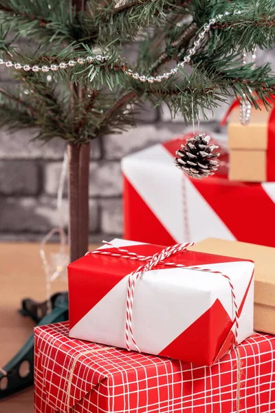 Árvore Natal Decorada Com Belos Presentes Vermelhos Brancos Embrulhados Casa — Fotografia de Stock