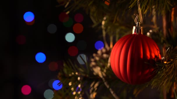 Χριστουγεννιάτικο Φόντο Έννοια Όμορφη Διακόσμηση Μπιχλιμπίδι Κρέμεται Στο Χριστουγεννιάτικο Δέντρο — Αρχείο Βίντεο
