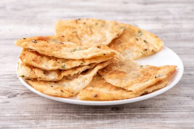 Tayvan yemeği. Parlak ahşap masa arkaplanındaki leziz pullu gözleme. Tayvan 'da geleneksel atıştırmalıklar..
