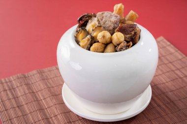 Geleneksel Çin Yeni Yılı yemeği, Buda duvardan atlıyor Çin Çorbası Güveci, Buda 'nın Cazibesi, Fo Tiao Qiang, yakın plan..