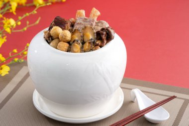Geleneksel Çin Yeni Yılı yemeği, Buda duvardan atlıyor Çin Çorbası Güveci, Buda 'nın Cazibesi, Fo Tiao Qiang, yakın plan..