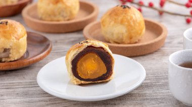 Ay pastası sarısı pastası, Sonbahar Festivali tatili için ay çöreği, fotokopi alanı olan parlak ahşap masa üzerinde üst görünüm tasarım konsepti.