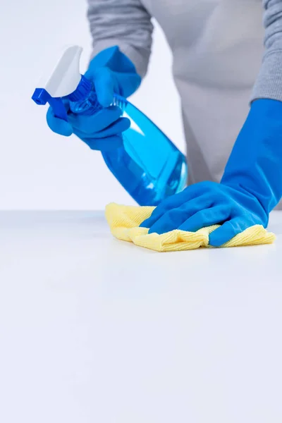Młoda Gospodyni Fartuchu Sprząta Wycierając Powierzchnię Stołu Niebieskimi Rękawiczkami Mokrą — Zdjęcie stockowe