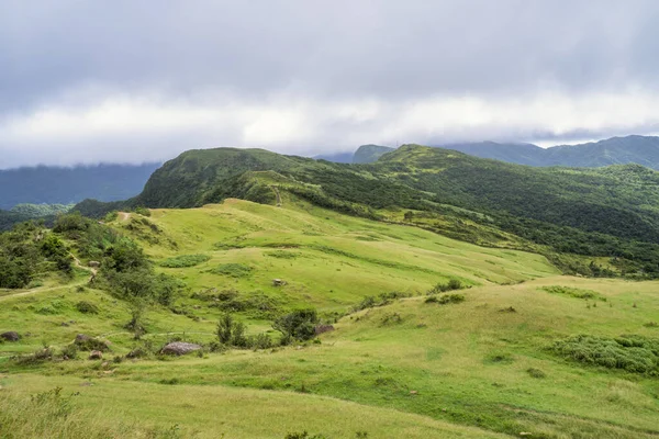 Beautiful Grassland Prairie Taoyuan Valley Caoling Mountain Trail Passes Peak — Stock Photo, Image