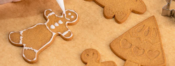 Mujer Joven Está Decorando Navidad Galletas Jengibre Casa Galleta Casa — Foto de Stock