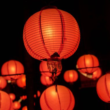 Eski geleneksel caddede asılı güzel yuvarlak kırmızı fener, Tayvan 'da Çin Yeni Yıl Festivali konsepti, yakın çekim. Altındaki sözcük kutsama anlamına gelir..