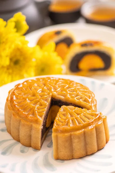 Lecker Gebackener Eigelb Mondkuchen Für Das Mittherbstfest Auf Hellem Zementtischhintergrund — Stockfoto