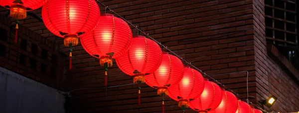 美丽的圆圆的红灯笼挂在古老的传统街道上 中国农历新年的概念在台湾 关门了 恶语相向意味着祝福 — 图库照片