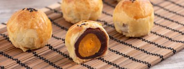 Ay pastası sarısı pastası, Sonbahar Festivali tatili için ay çöreği, fotokopi alanı olan parlak ahşap masa üzerinde üst görünüm tasarım konsepti.