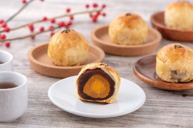 Ay pastası sarısı pastası, Sonbahar Festivali tatili için ay çöreği, fotokopi alanı olan parlak ahşap masa üzerinde üst görünüm tasarım konsepti.